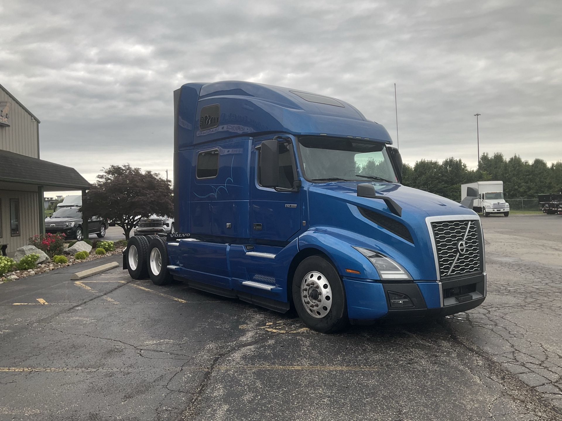 2022 Volvo VNL 860 in Indianapolis, IN — photo 3