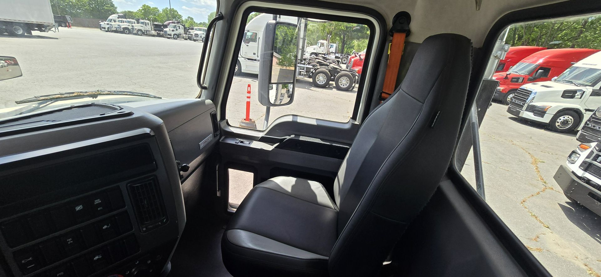 2020 Mack Anthem - image 23