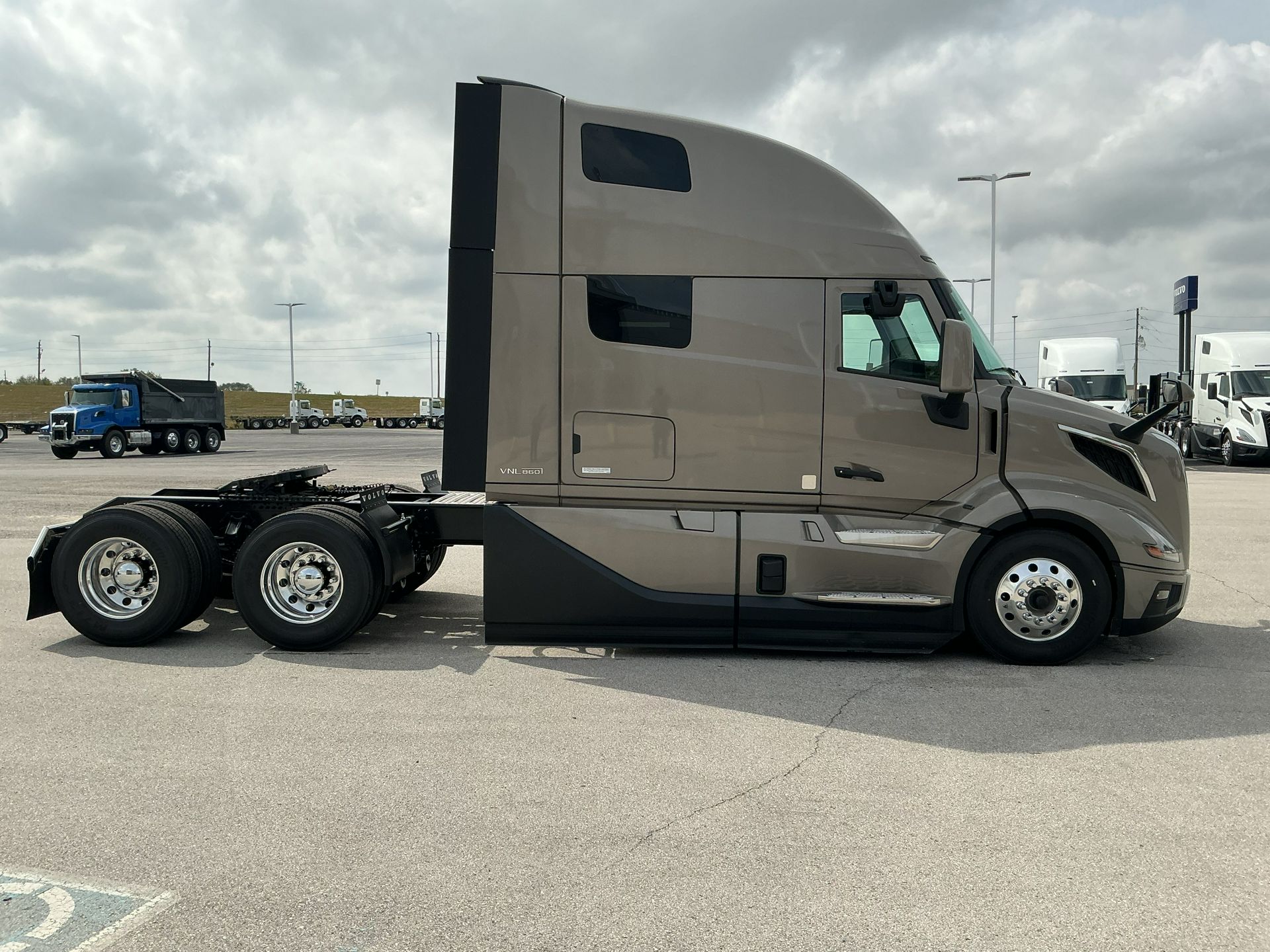 2026 Volvo - image 4