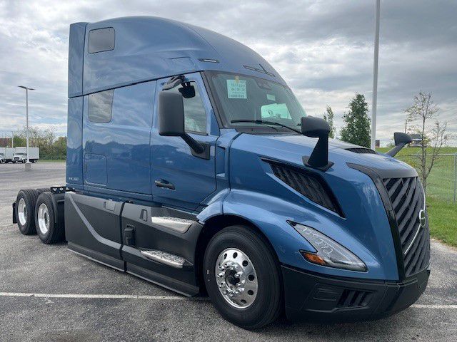 2027 Volvo VNL 860 in Indianapolis, IN — photo 3