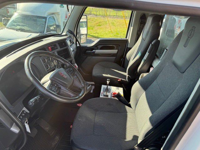 2025 Kenworth T880 - image 11