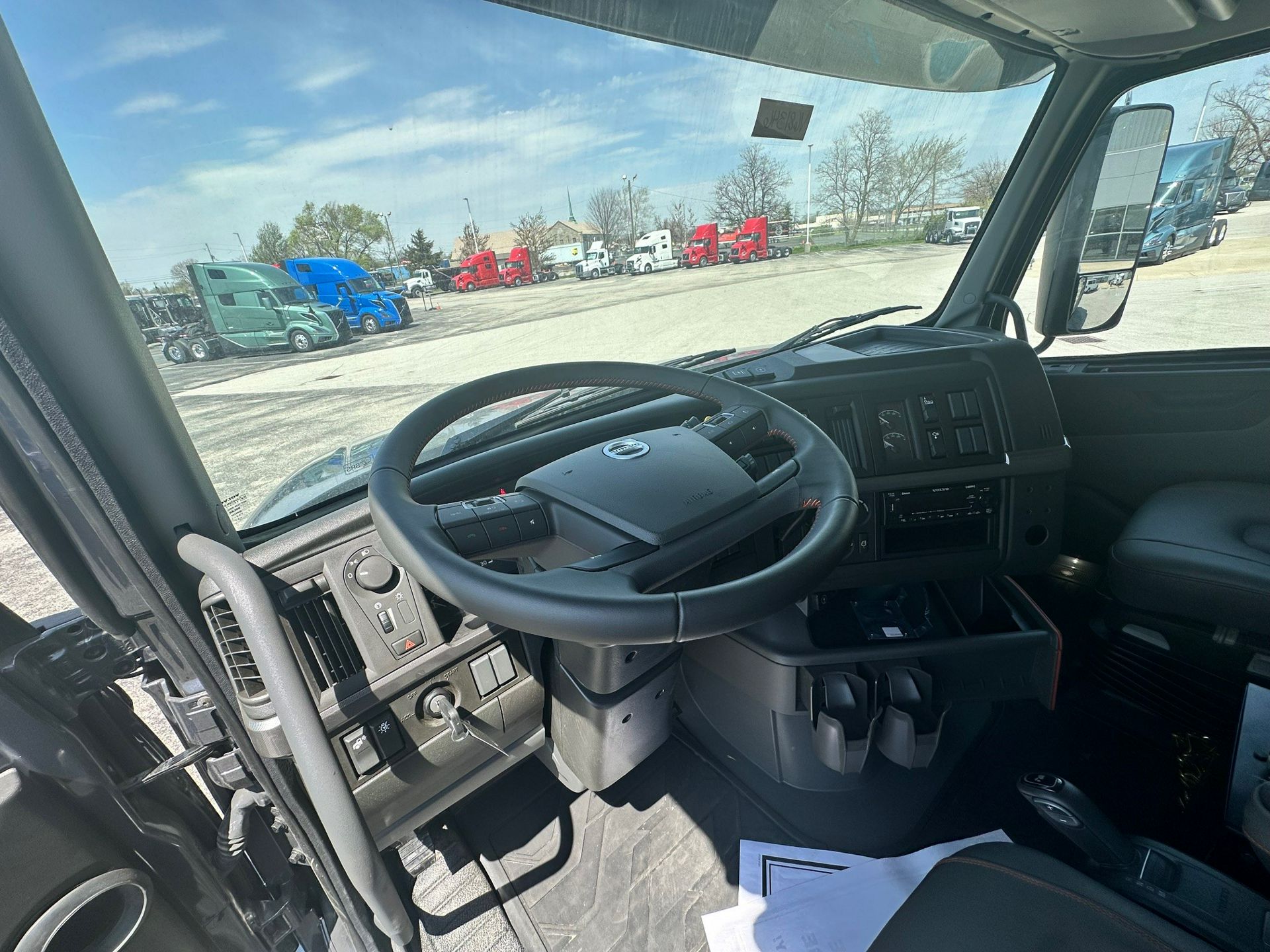 2025 Volvo - image 11