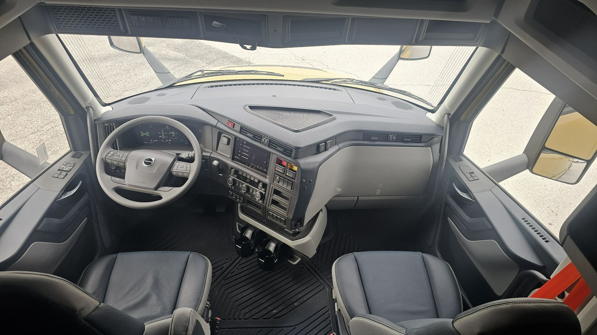 2026 Volvo - image 11