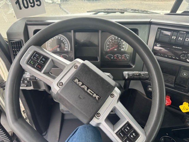 2019 Mack - image 8