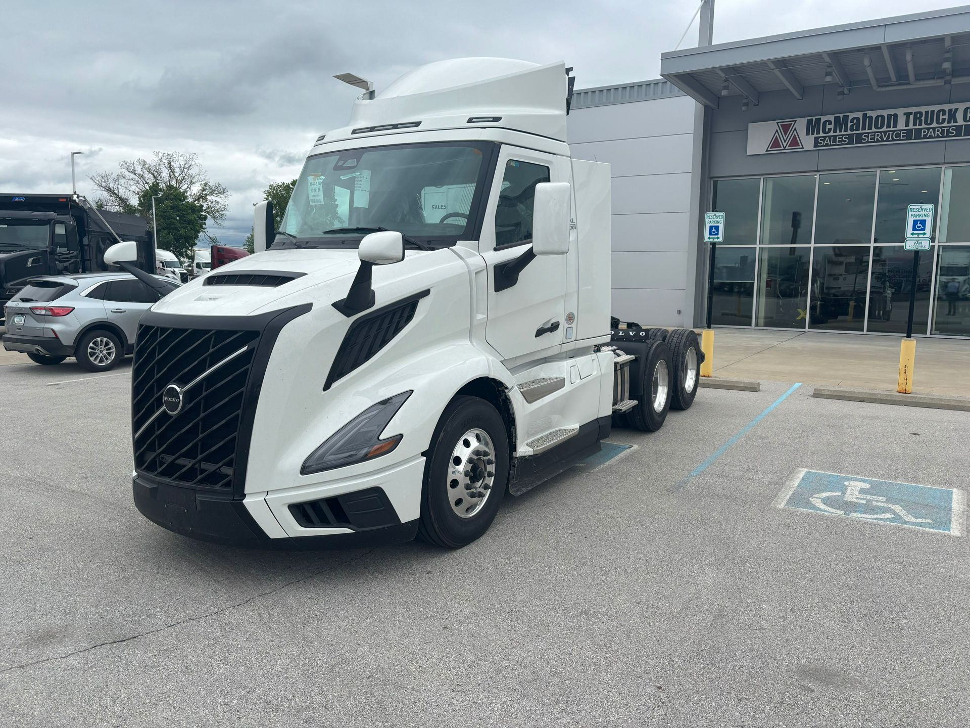 2025 Volvo VNL64T300