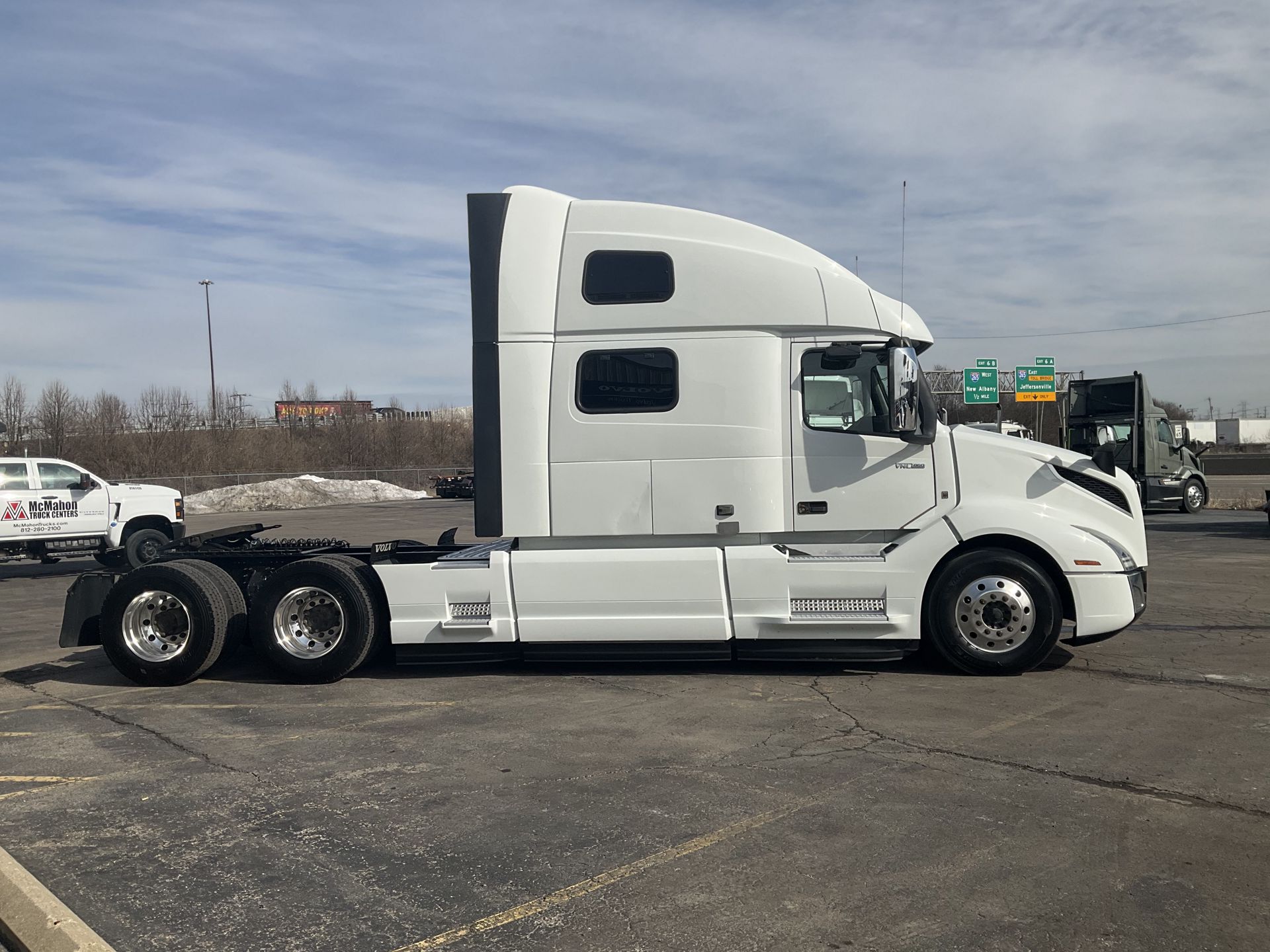 2022 Volvo - image 4