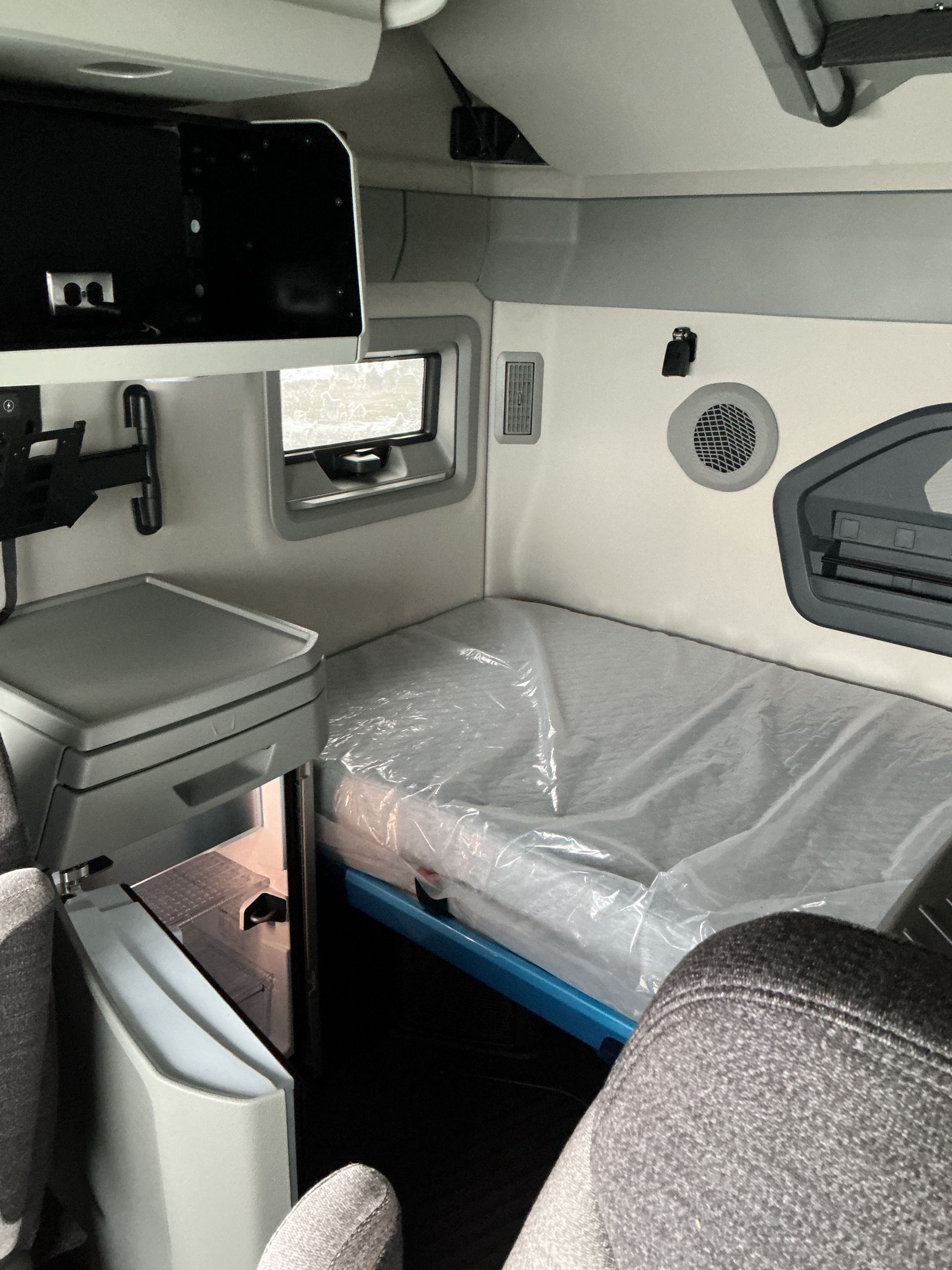 2026 Volvo - image 17