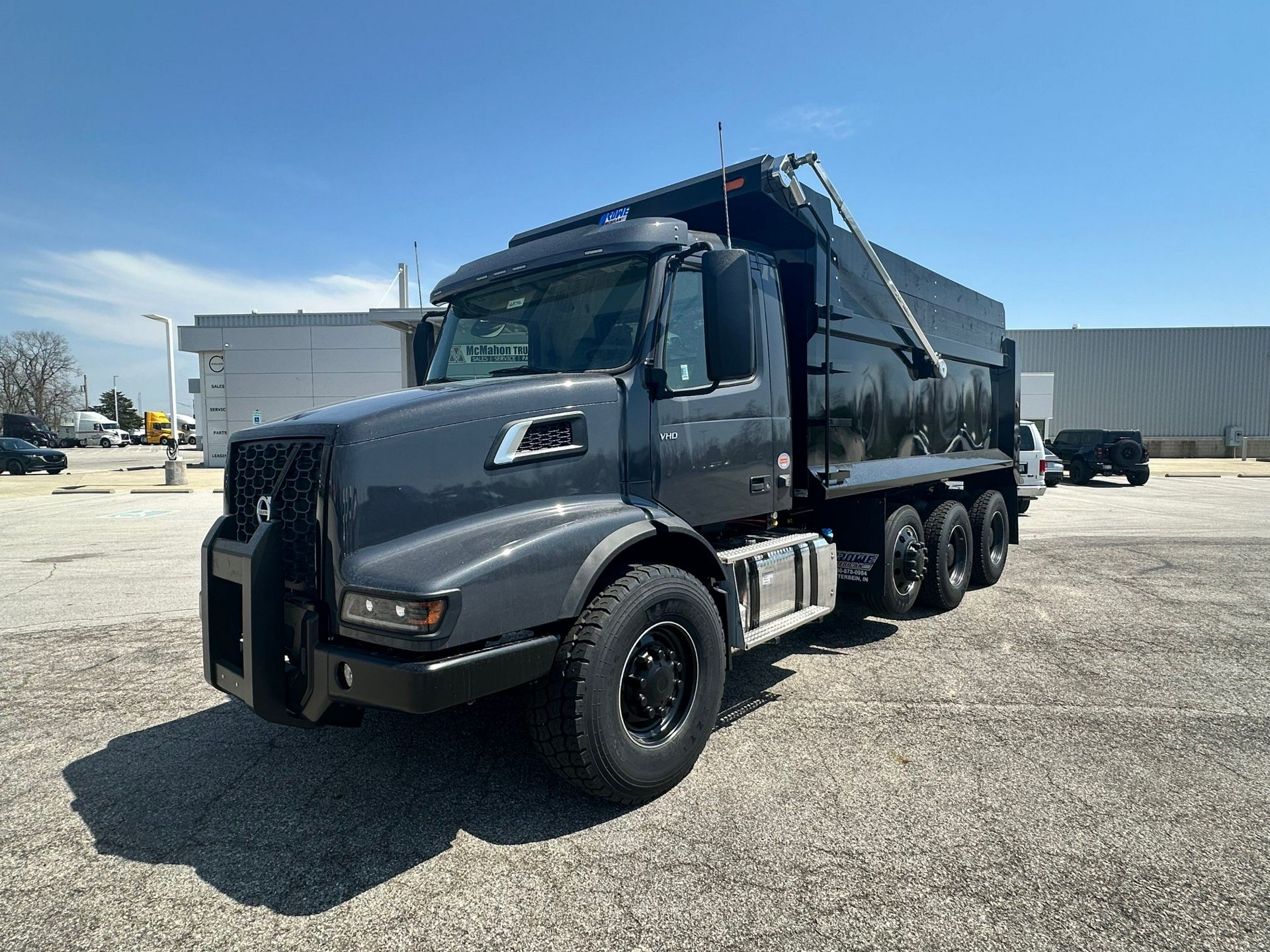 2025 Volvo VHD84B300