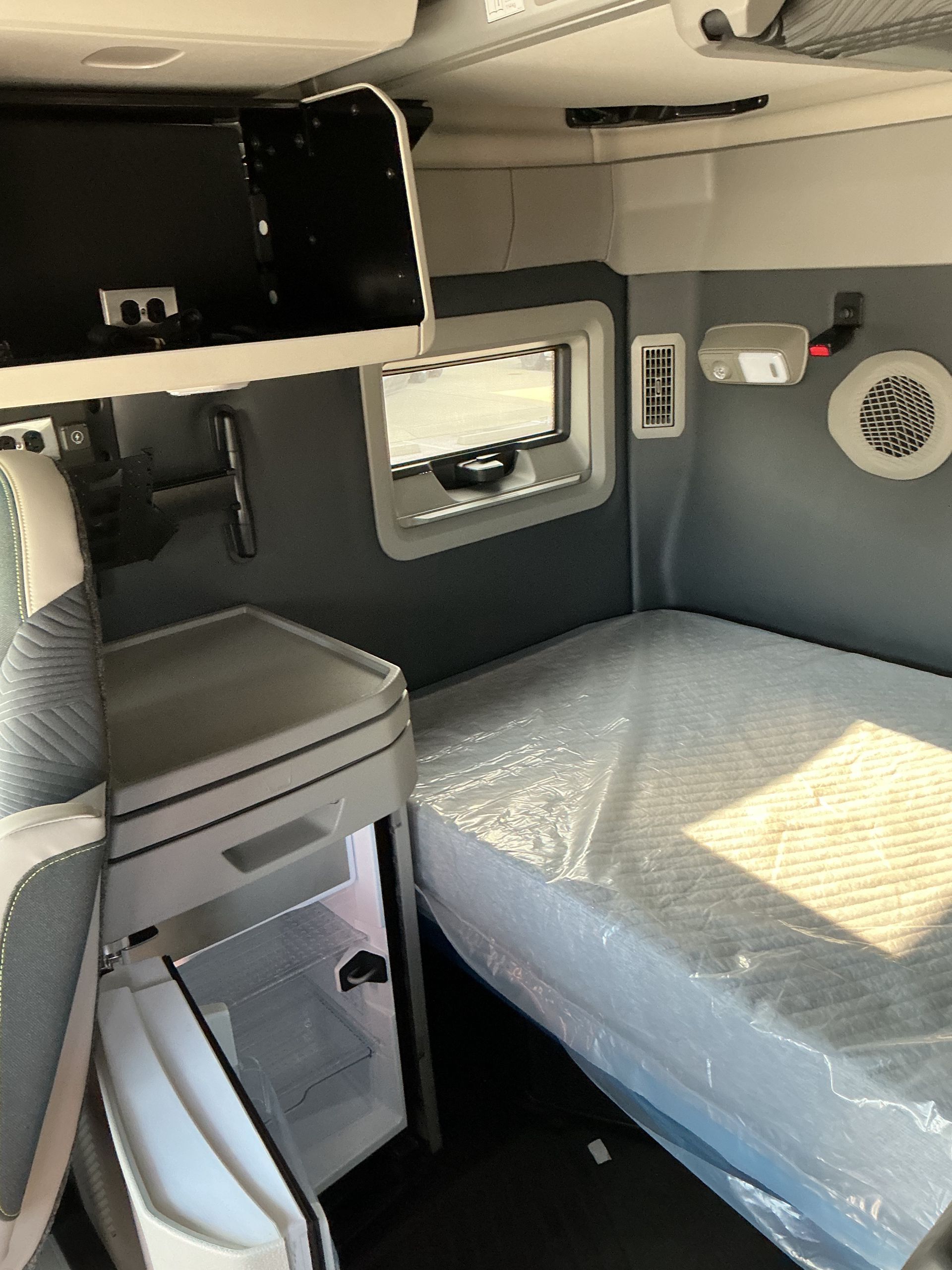 2026 Volvo - image 17