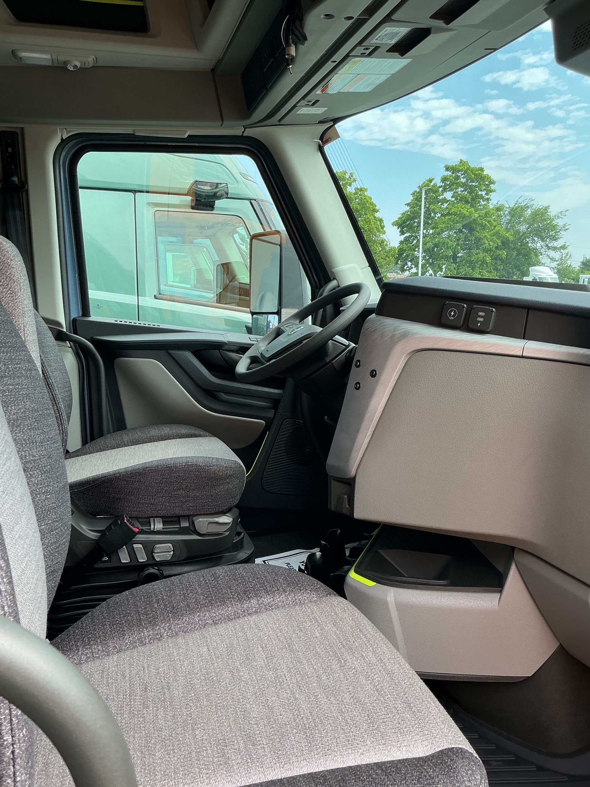 2026 Volvo - image 11