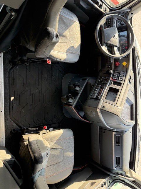 2023 Volvo - image 13