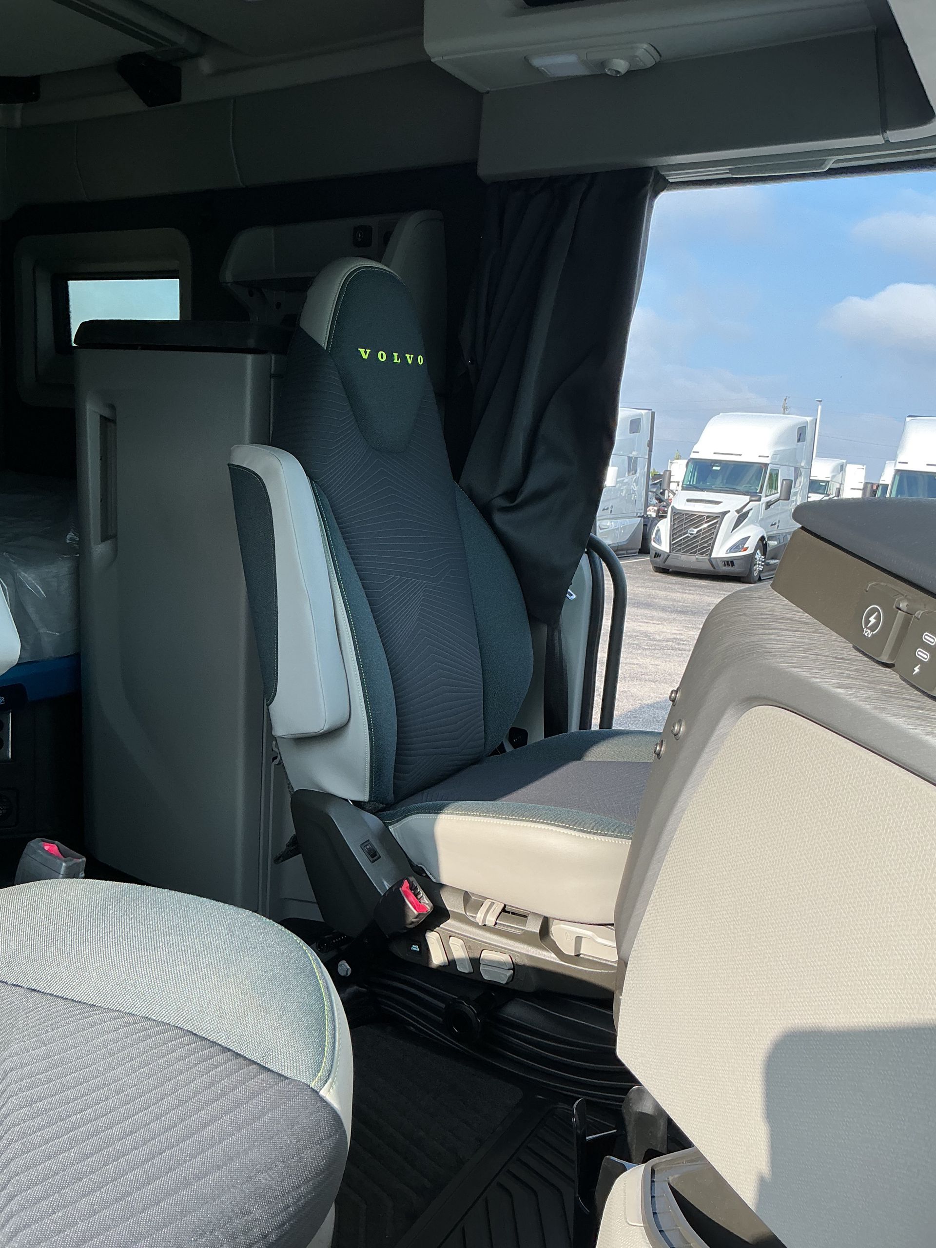 2026 Volvo - image 14