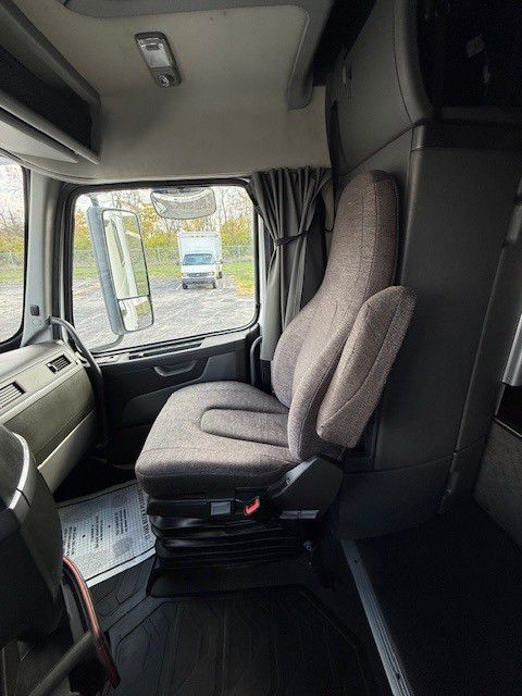 2023 Volvo VNL 760 in Indianapolis, IN — photo 8