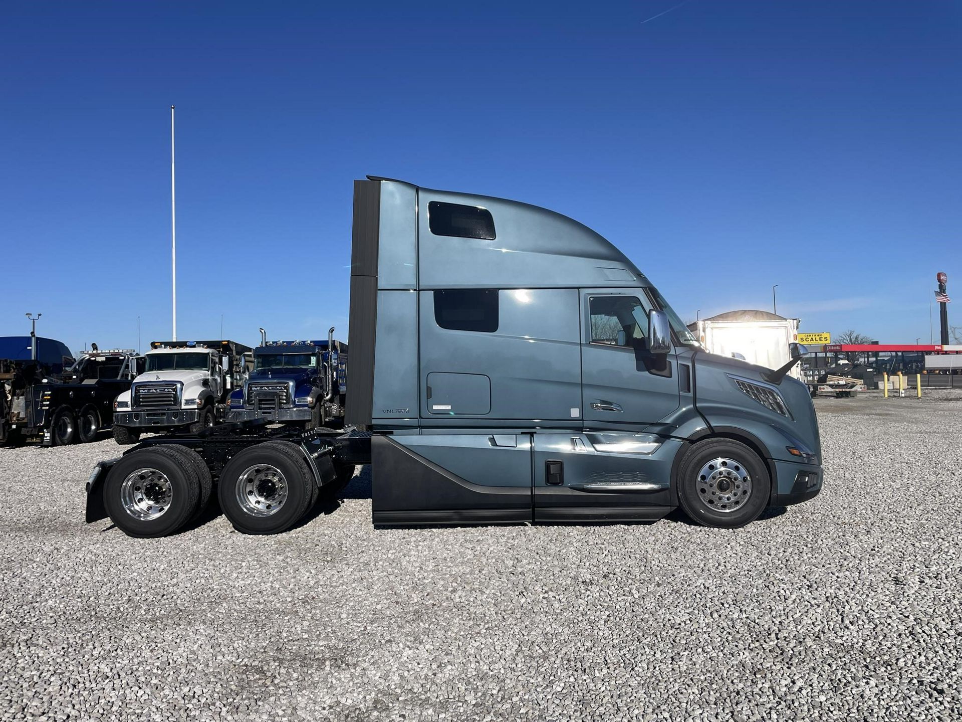 2027 Volvo - image 2