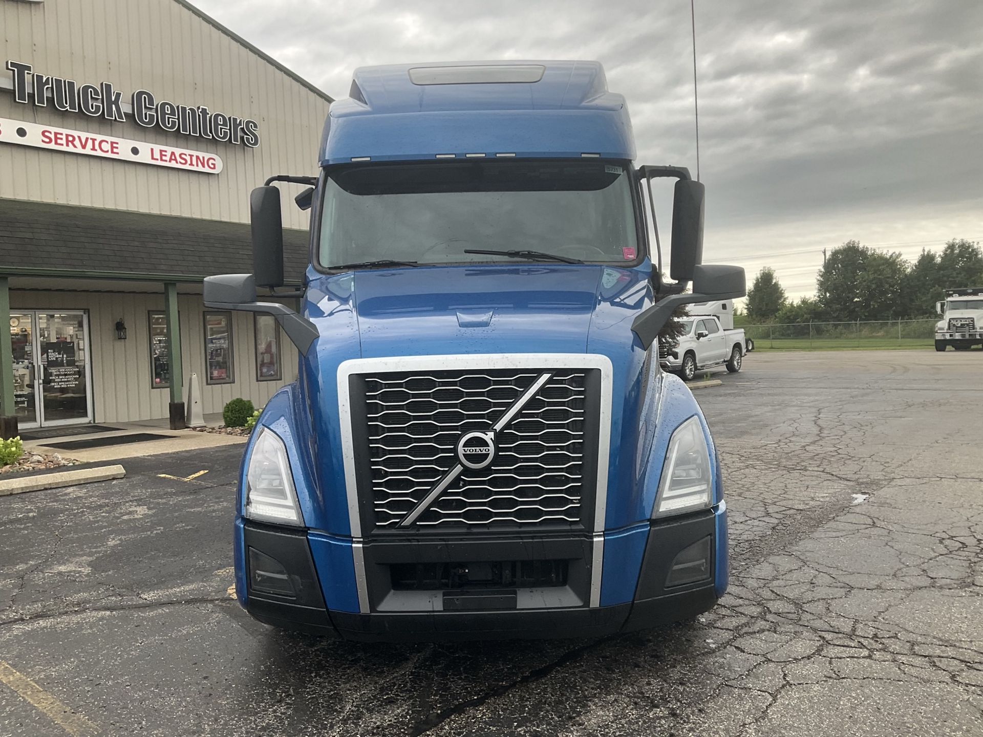 2022 Volvo VNL 860 in Indianapolis, IN — photo 2