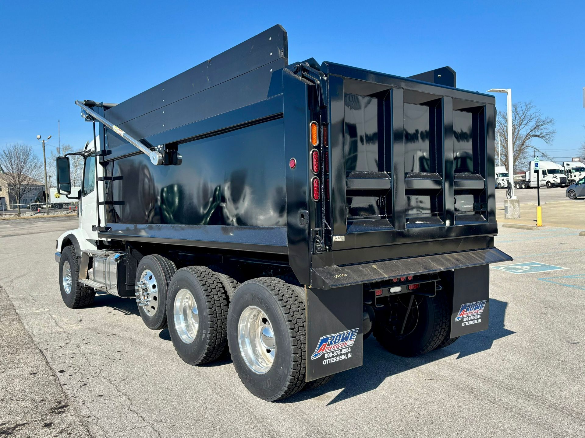 2025 Volvo - image 10