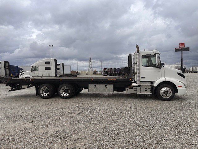 2018 Volvo - image 4