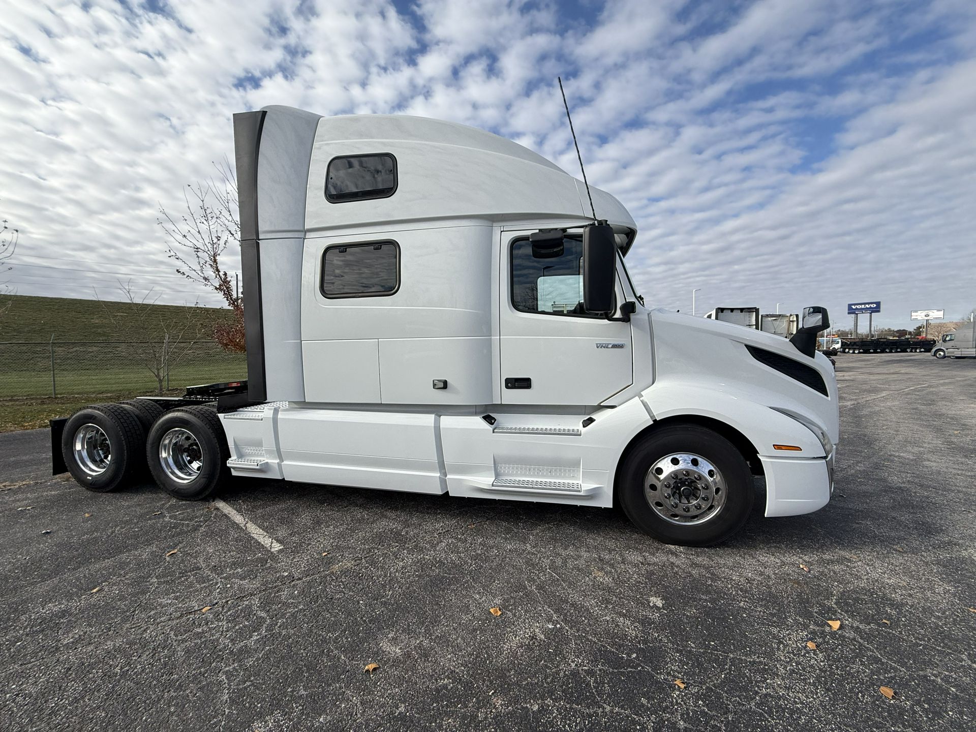 2024 Volvo - image 3