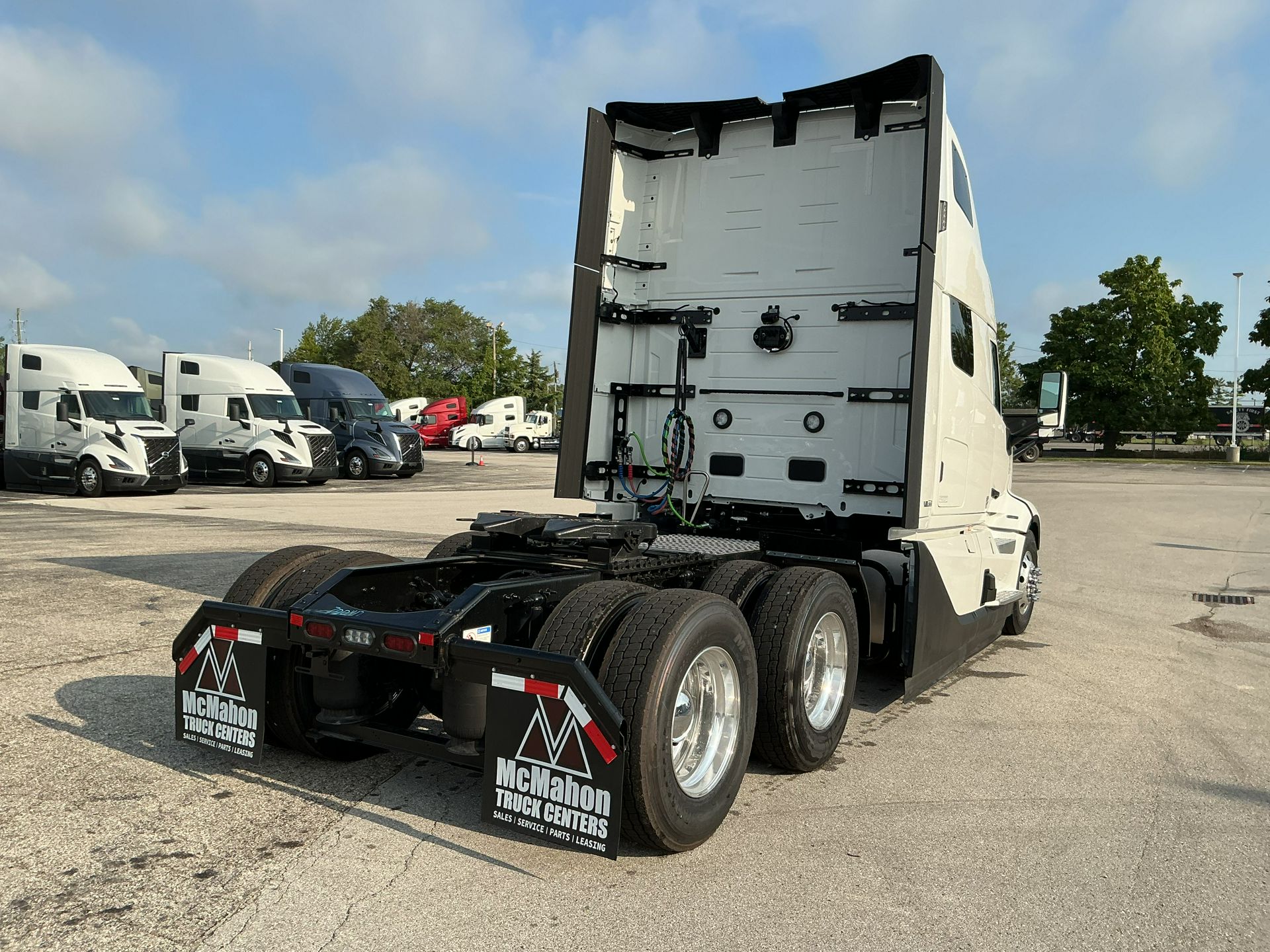 2026 Volvo - image 5