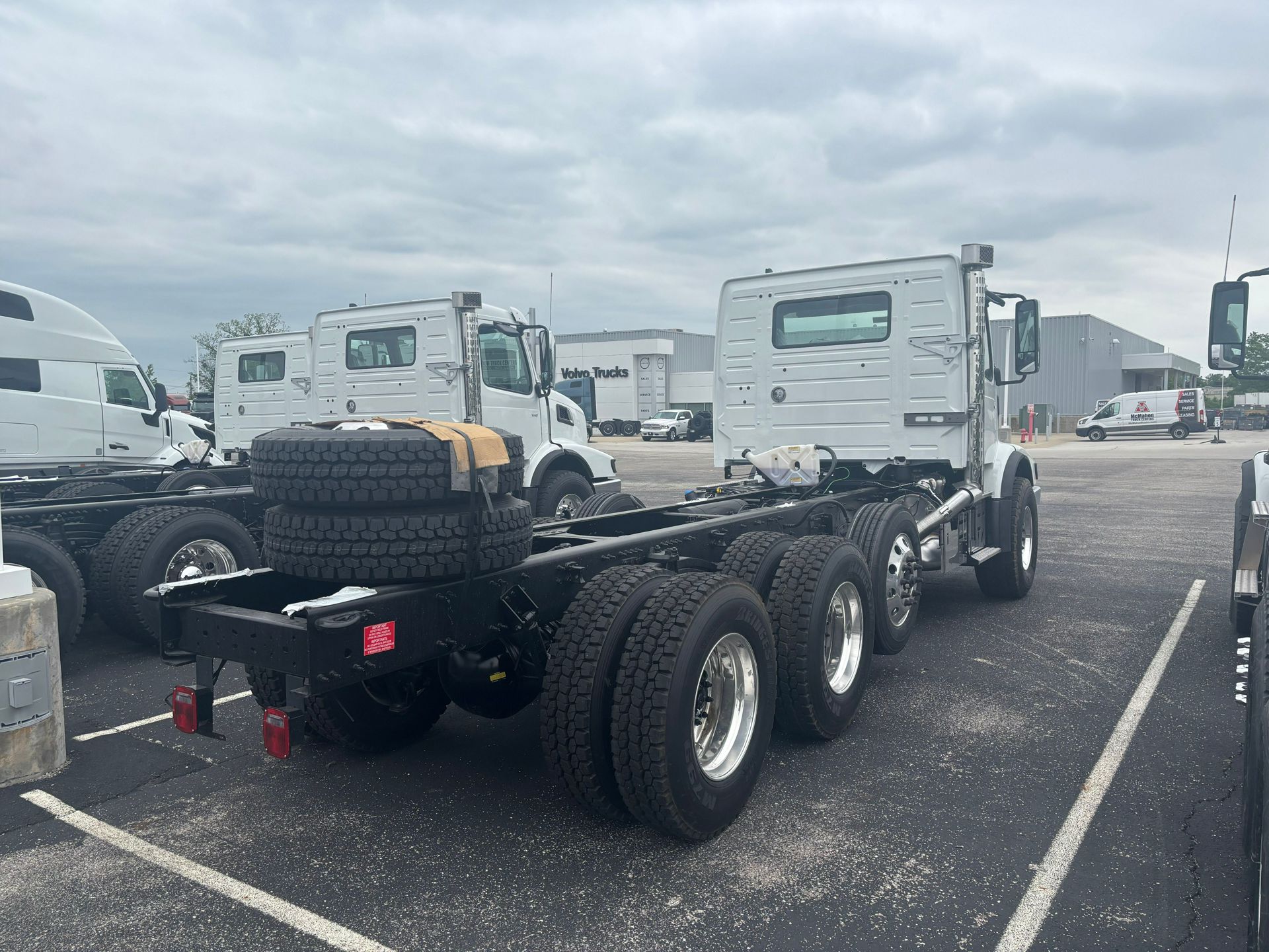 2026 Volvo - image 13