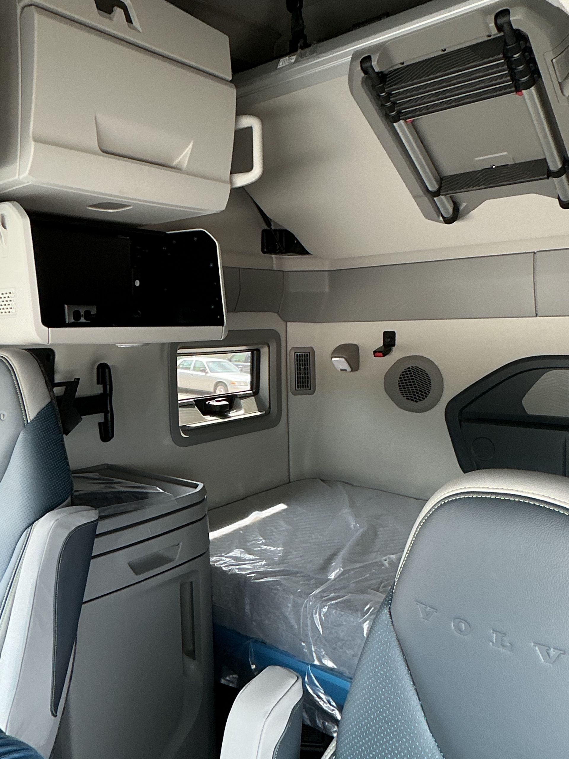 2025 Volvo - image 19