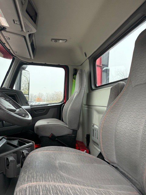 2022 Volvo VNR 640 - image 11