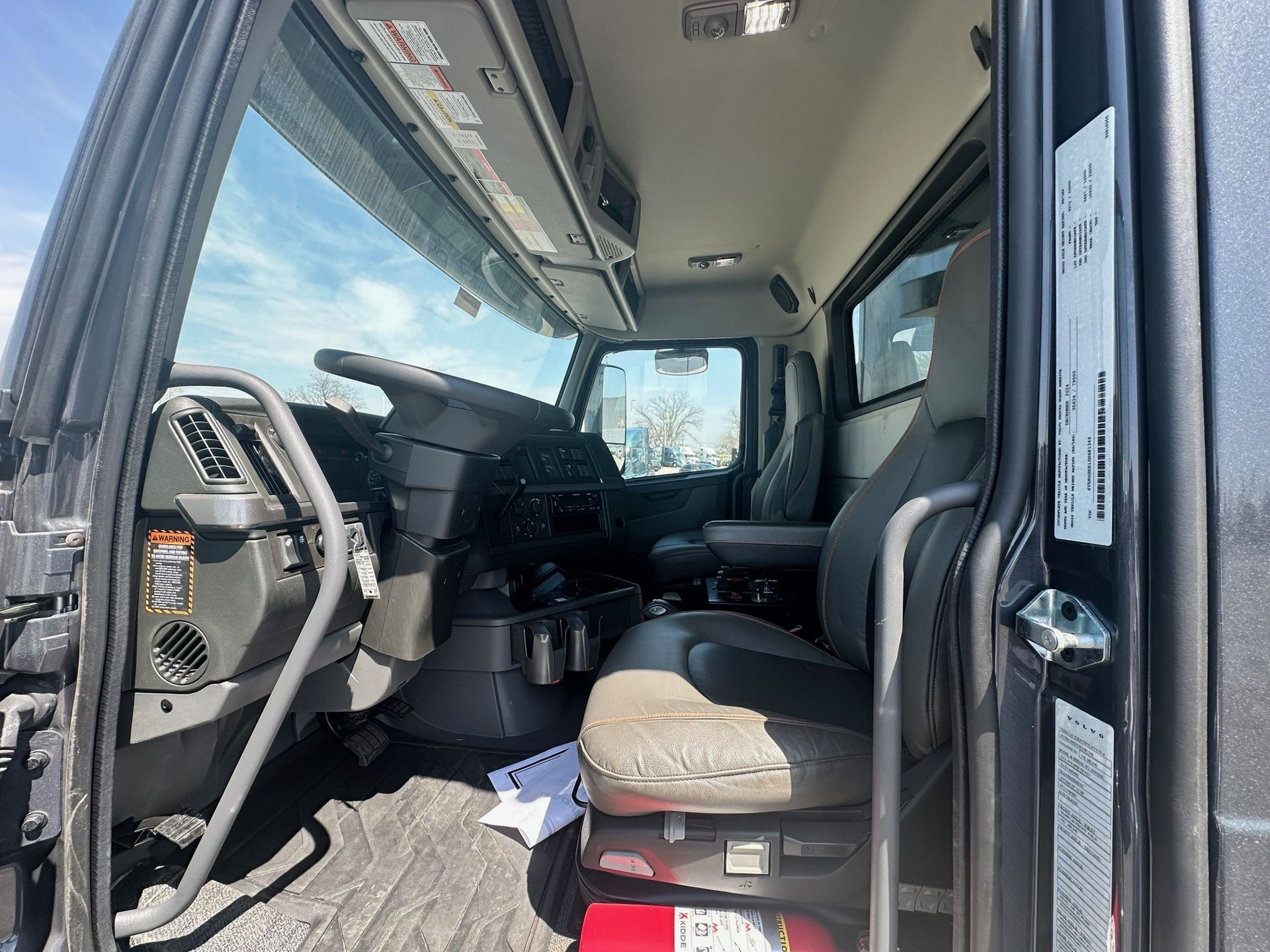 2025 Volvo - image 9