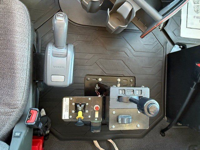 2024 Volvo VHD 300 in Indianapolis, IN — photo 8