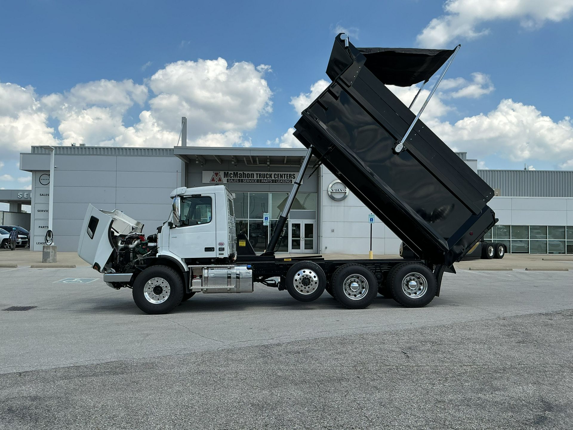 2025 Volvo - image 15