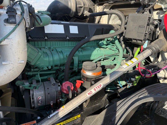 2023 Volvo - image 6