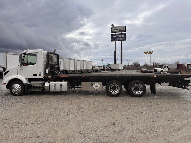 2018 Volvo - image 9