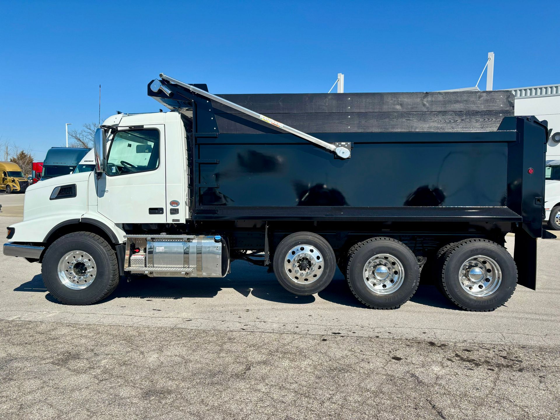 2025 Volvo - image 11