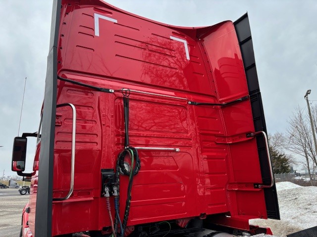 2024 Volvo - image 3