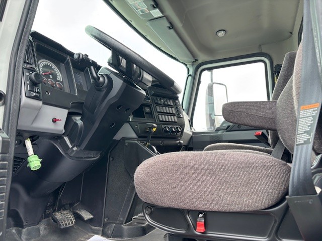 2024 Volvo - image 8