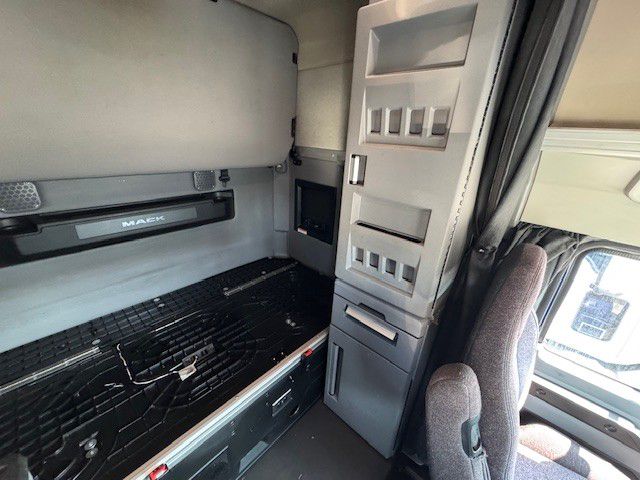 2024 Mack Anthem - image 19