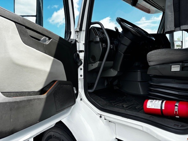 2020 Volvo - image 4