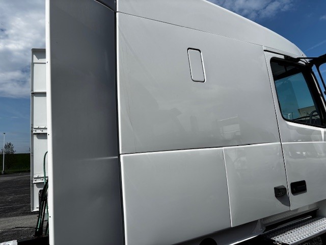 2020 Volvo - image 3