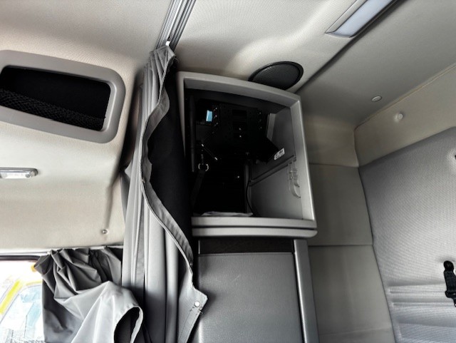 2020 Volvo - image 10