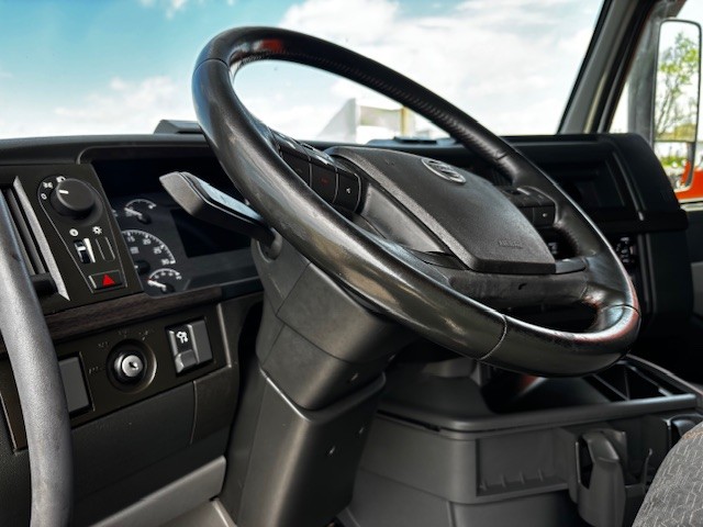 2020 Volvo - image 7