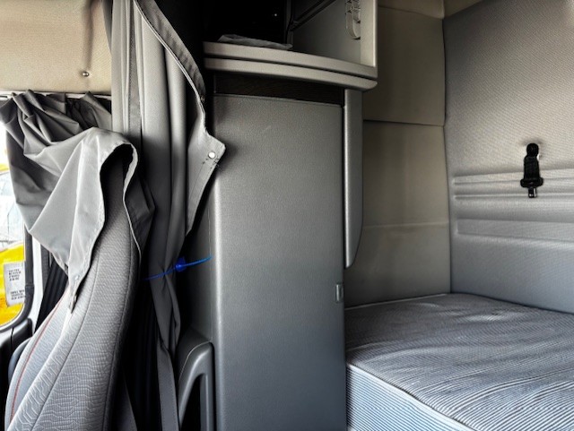 2020 Volvo - image 11