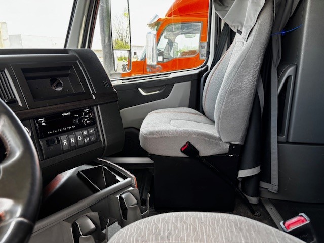 2020 Volvo - image 9