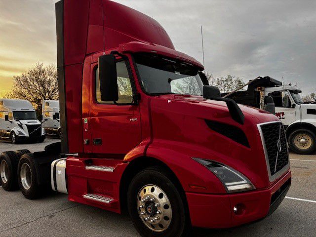 2020 Volvo VNR 660 - image 3
