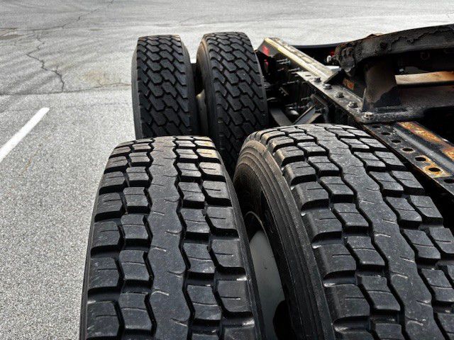 2020 Volvo VNR 660 - image 4