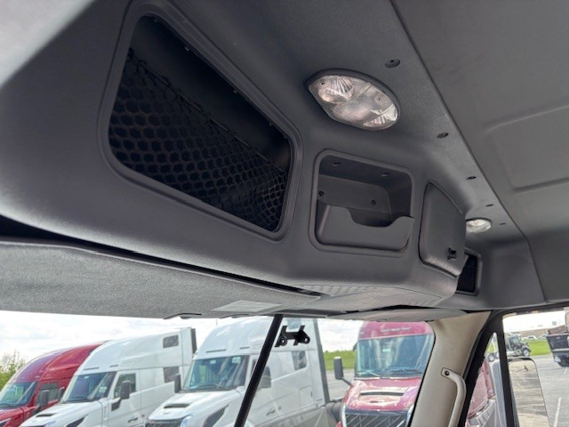 2020 Freightliner Cascadia in Indianapolis, IN — photo 8
