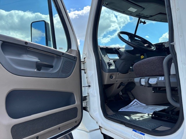 2020 Freightliner Cascadia in Indianapolis, IN — photo 4