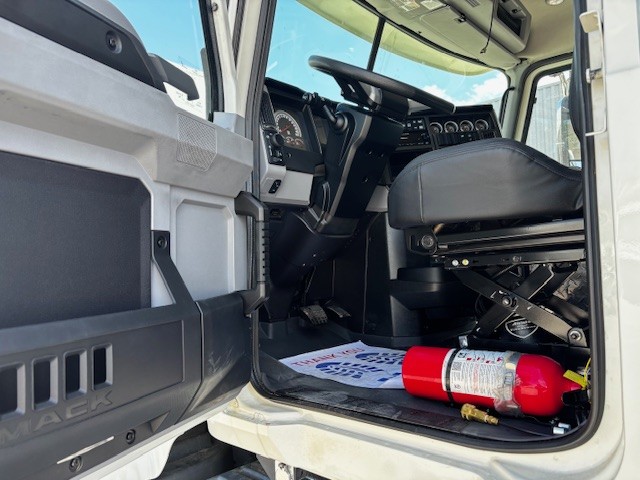 2020 Freightliner Cascadia in Indianapolis, IN — photo 5