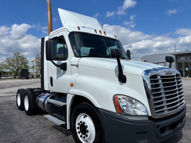 2020 Freightliner Cascadia in Indianapolis, IN — photo 3