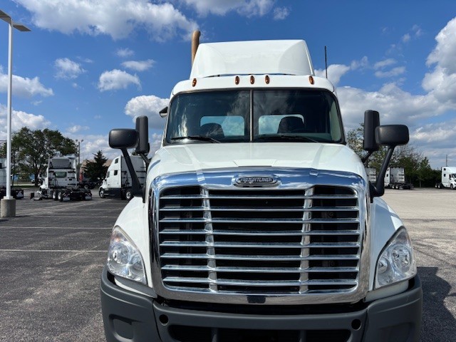 2020 Freightliner Cascadia in Indianapolis, IN — photo 2
