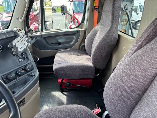 2020 Freightliner Cascadia in Indianapolis, IN — photo 13