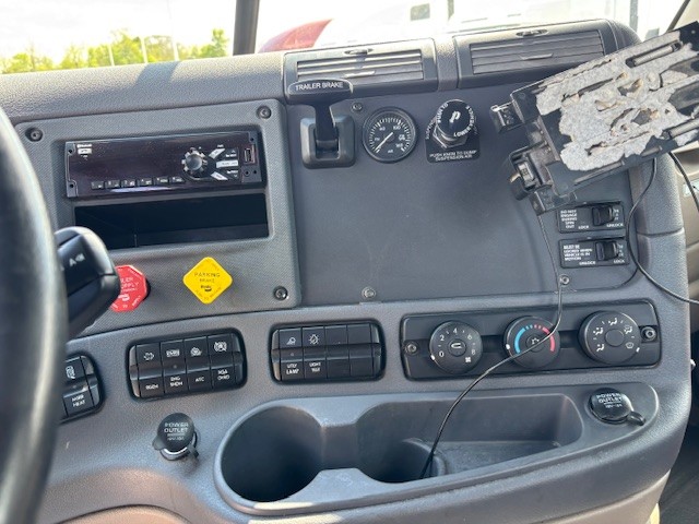 2020 Freightliner Cascadia in Indianapolis, IN — photo 11